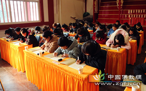 「佛教」河北唐山龙泉寺信众沐手抄经 感受都市喧嚣中的“宁静” 「佛教」河北唐山龙泉寺信众沐手抄经 感受都市喧嚣中的“宁静”