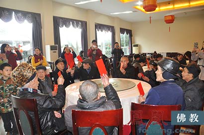 「佛教」如意法师一行寒冬慰问孤寡老人 送上新年红包