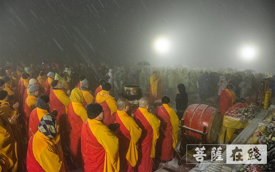 「峨眉山金顶」十月瑞雪飞金顶 万盏明灯供普贤 「峨眉山金顶」十月瑞雪飞金顶 万盏明灯供普贤