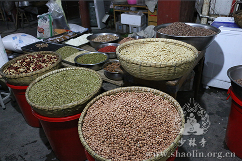 「少林寺」佛祖成道日河南嵩山少林寺普施佛粥 传递佛陀慈悲