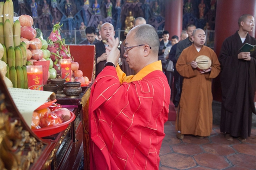 「佛教」广东韶关南华禅寺举行清明追思放生法会