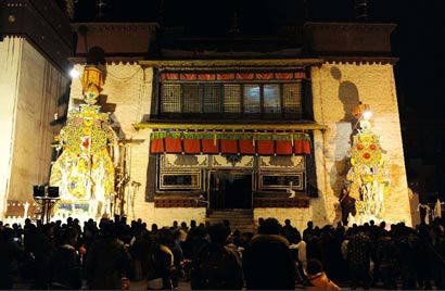 「佛教」藏东第一禅林强巴林寺举行盛大酥油花灯会