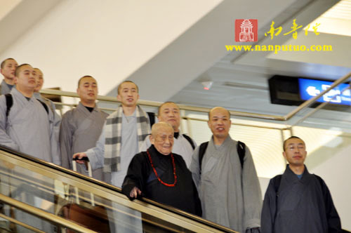 「南普陀寺」梦参老和尚今日抵厦参加南普陀寺妙老百年诞辰纪念法会
