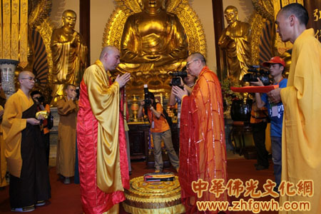 「本焕长老」本焕长老弟子印彻法师荣膺广东南雄大雄禅寺方丈