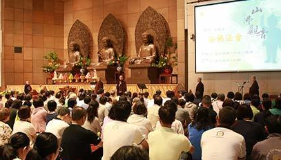 「法鼓山」台湾法鼓山园区庆佛诞 八百民众朝山两千人浴佛