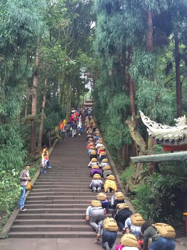「峨眉山」河北邢台净域寺四众弟子150人朝拜峨眉山普贤菩萨圆满