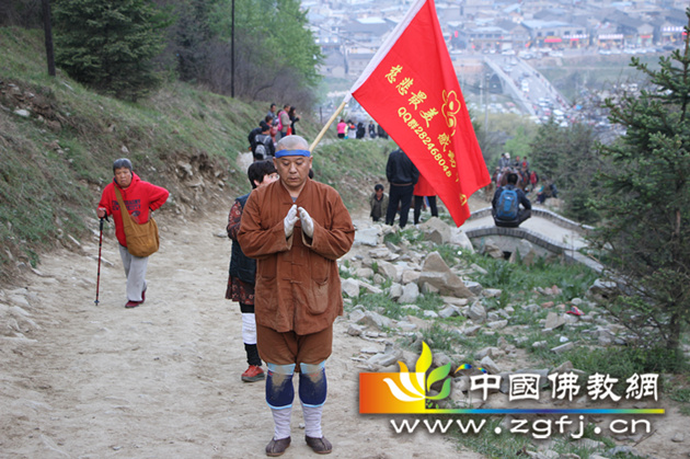 「佛教」河北藁城天恩寺僧众三步一叩朝拜五台山黛螺顶