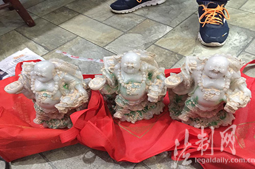 「佛像」试试看是否认得出这假玉 树脂佛像抹点泥巴冒充玉佛叫价100万 「佛像」试试看是否认得出这假玉 树脂佛像抹点泥巴冒充玉佛叫价100万