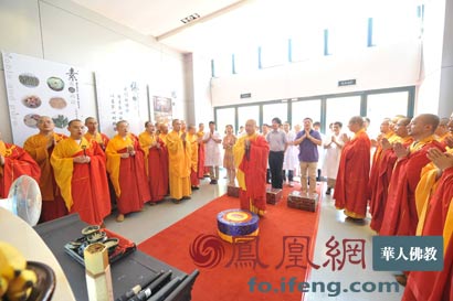 上海玉佛禅寺举行2013净素月饼洒净开炉仪式
