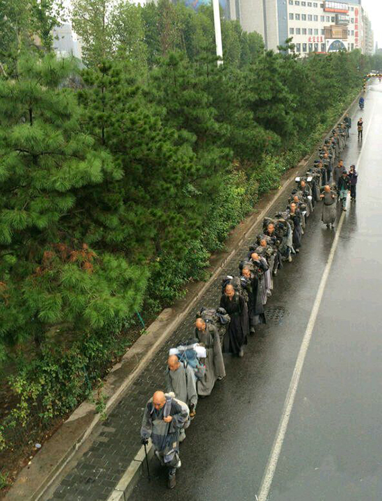 「苦行僧」苦行僧西安雨中行走引路人赞叹