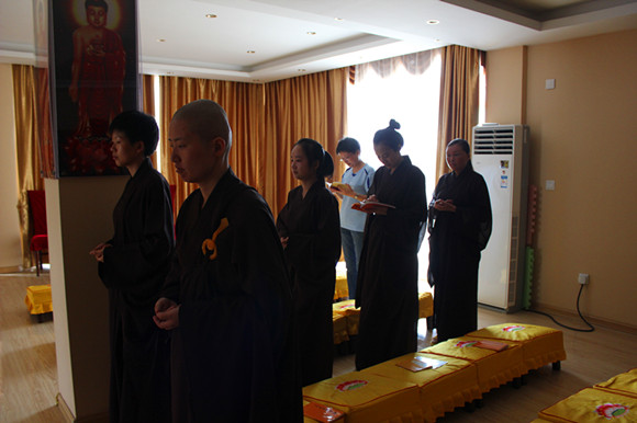 「佛教」江苏弥陀寺短期出家法会部分学员提前到寺院体验生活