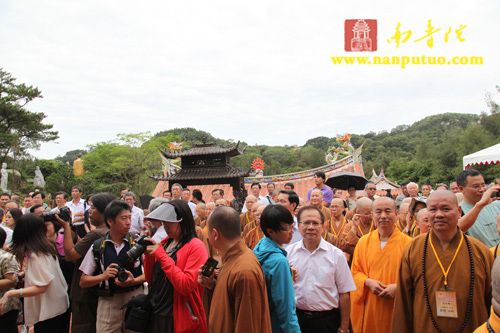 「金门」两岸嘉宾共同参加金门海印寺大雄宝殿落成剪彩 「金门」两岸嘉宾共同参加金门海印寺大雄宝殿落成剪彩