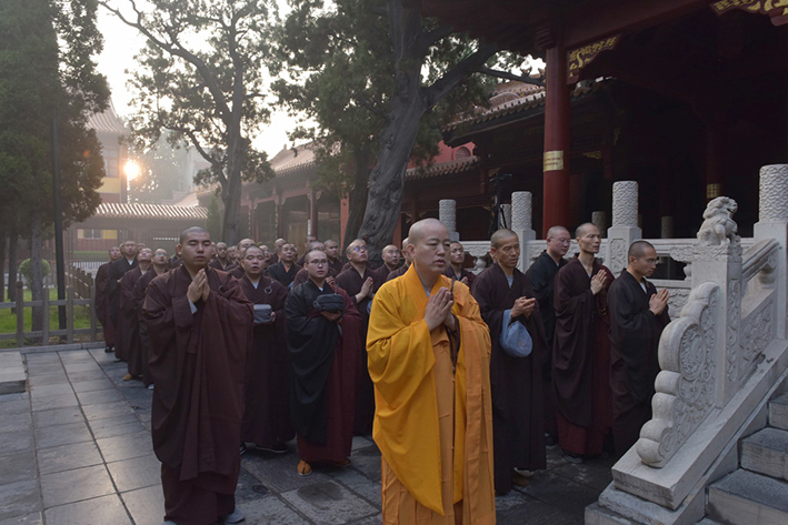 「佛教」柏林禅寺僧团于国庆日举行升国旗、教旗仪式