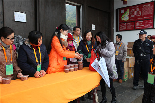 「灵岩山」苏州弘化社“传递感恩祝福，倡导健康生活”在灵岩山下施粥暖冬活动圆满举行