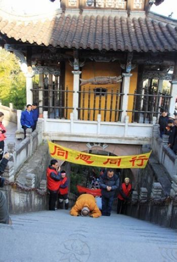「九华山」山东博山正觉寺释仁炟法师三步一叩朝礼九华山圆满
