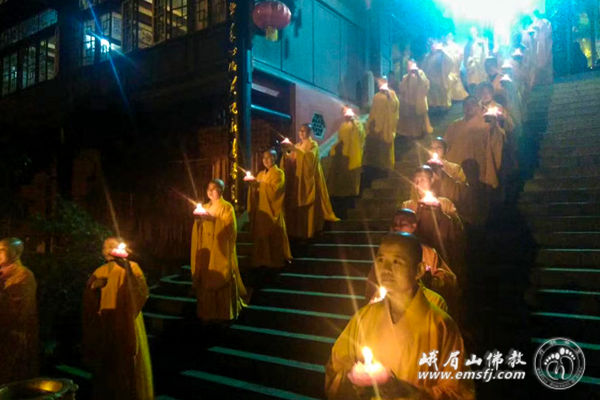 「佛教」峨眉山伏虎寺举行精进佛七圆满供灯法会
