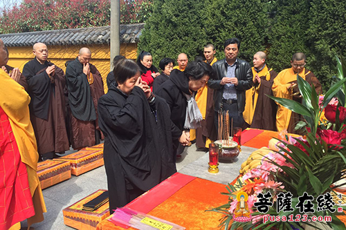 「佛教」上海奉贤洪福寺法师居士为荫远长老扫墓
