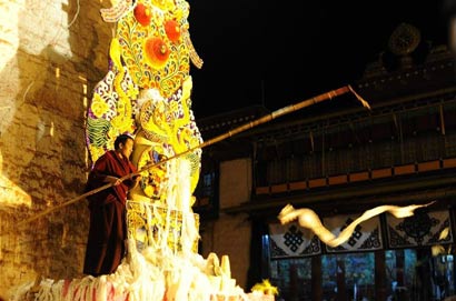 「佛教」藏东第一禅林强巴林寺举行盛大酥油花灯会