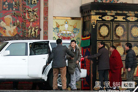 「李亚鹏」王菲李亚鹏游藏寺虔心拜佛