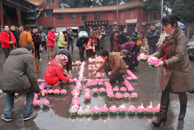 「华岩」重庆华岩文教基金会昨日举行新年点灯祈福活动 「华岩」重庆华岩文教基金会昨日举行新年点灯祈福活动