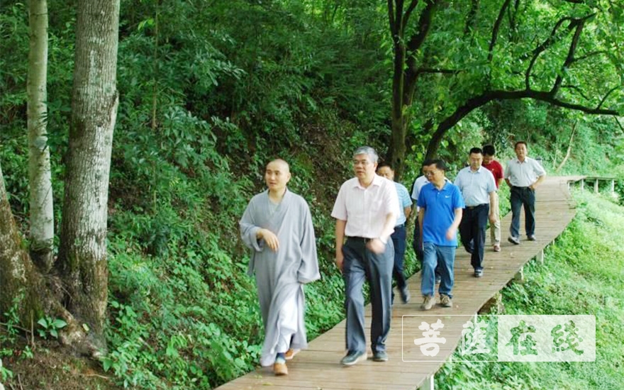 「时政」韶关市人大副主任邓小杰等一行赴东平山正觉禅寺考察重建筹备工作 「时政」韶关市人大副主任邓小杰等一行赴东平山正觉禅寺考察重建筹备工作