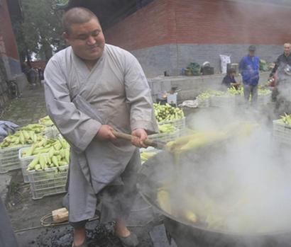 「玉米」少林寺4口大锅煮5000多玉米免费发 「玉米」少林寺4口大锅煮5000多玉米免费发