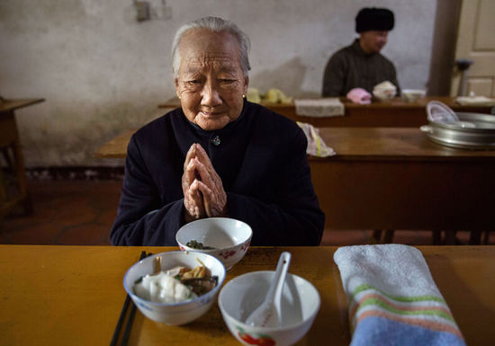 中国寺庙中的养老院：抚慰和关怀俱在
