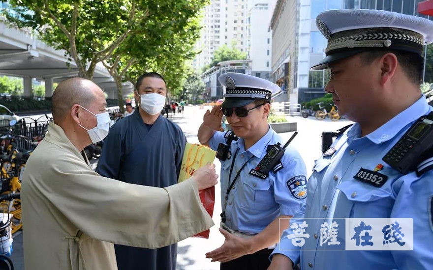 「高温慰问」上海玉佛禅寺、觉群文教基金会慰问交警及环卫工人