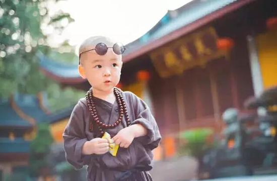 「灵隐寺」灵隐寺两岁“小和尚”萌爆网络