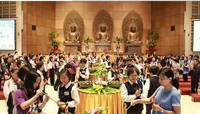 「法鼓山」台湾法鼓山园区庆佛诞 八百民众朝山两千人浴佛