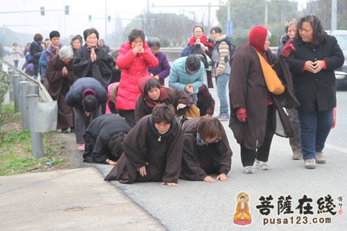「九华山」苏州迎湖禅寺果照法师三步一叩 朝拜九华山