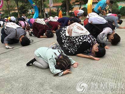 「佛教」宜兴大觉寺三步一拜朝山礼佛 最小信众年仅三岁