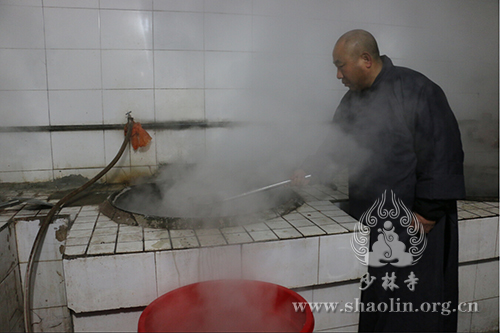 「少林寺」佛祖成道日河南嵩山少林寺普施佛粥 传递佛陀慈悲