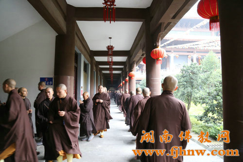 「佛教」湖南省佛教协会2015年传授二部僧戒法会广法寺(男众)举行结界洒净 「佛教」湖南省佛教协会2015年传授二部僧戒法会广法寺(男众)举行结界洒净