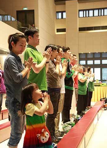 「法鼓山」台湾法鼓山园区庆佛诞 八百民众朝山两千人浴佛