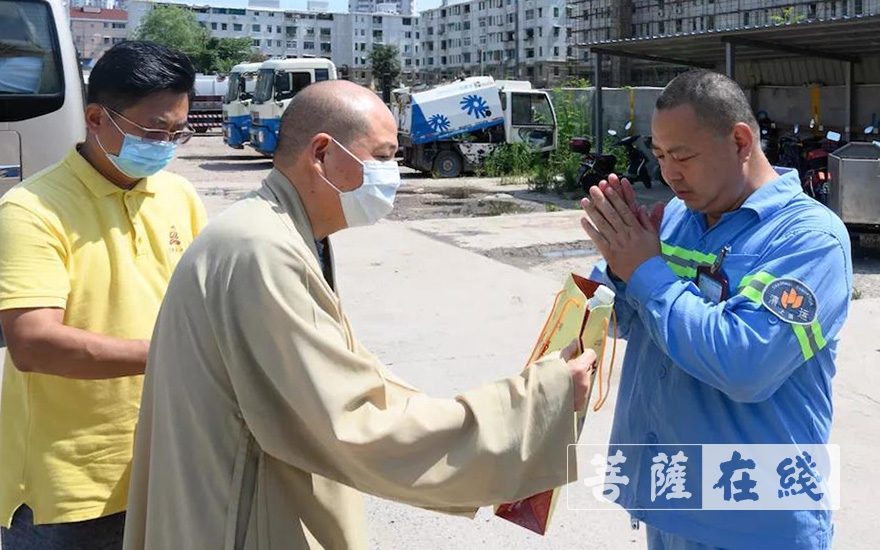 「高温慰问」上海玉佛禅寺、觉群文教基金会慰问交警及环卫工人