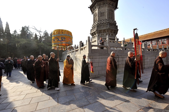 「佛教」柏林禅寺迎请净慧长老舍利灵骨回寺供奉