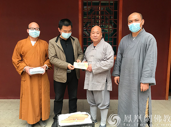 「佛教」湖北咸安民宗局与佛协慰问寺院教职人员 发放疫情救助慰问金 「佛教」湖北咸安民宗局与佛协慰问寺院教职人员 发放疫情救助慰问金