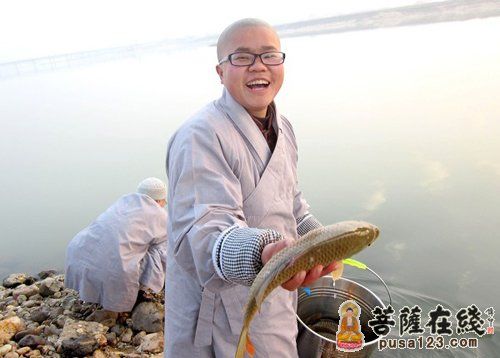 「佛教」湖南东山古寺法师前往伍市等地举行放生法会