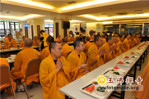 「佛教」上海玉佛禅寺举行觉群共修小组供僧大法会