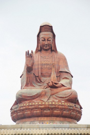 「佛教」她不知佛，但一举一动却离佛很近