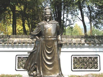 「戚继光」抗日名将军营里诵经超度士兵，军人显灵托梦感谢