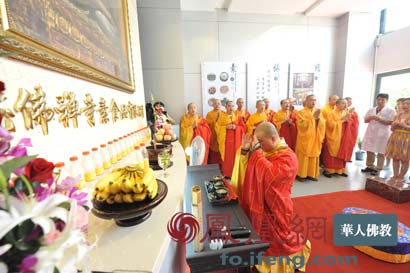 上海玉佛禅寺举行2013净素月饼洒净开炉仪式