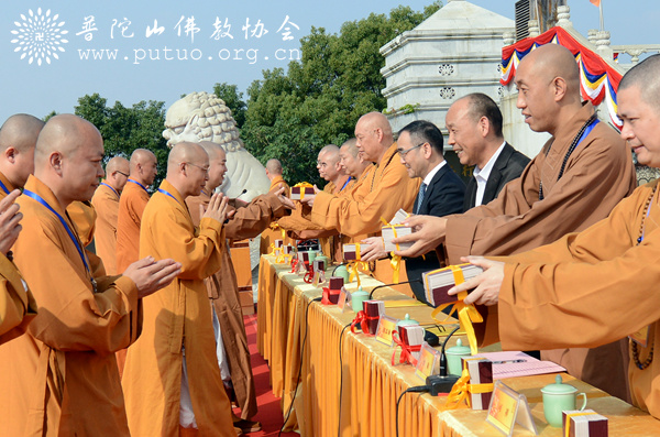 「佛教」浙江省佛教教职人员证书颁发启动仪式在普陀山南海观音广场隆重举行
