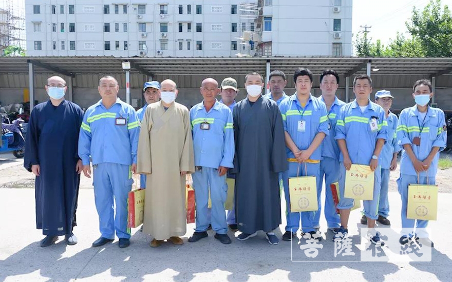 「高温慰问」上海玉佛禅寺、觉群文教基金会慰问交警及环卫工人