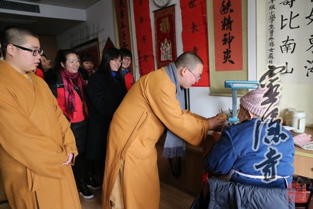浙江灵隐腊八施粥活动开启,首日送粥六处