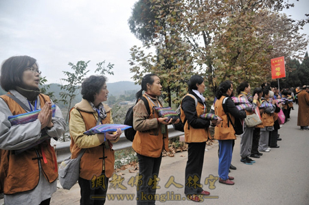 「文殊院」四川德阳万佛寺举行盛大的集体托钵活动　成都文殊院供佛斋僧团前往斋僧
