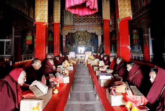 「佛教」四川宁玛昌列寺举行为期十四天的莲师法会