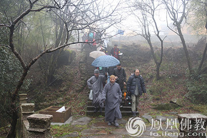 「佛教」九华山上禅堂向偏远寺庵僧尼送善款物资