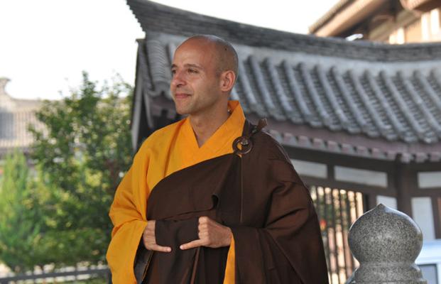 「出家」一个在中国剃度出家的外国和尚